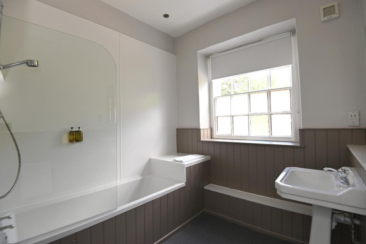 Wheatsheaf, Baslow By Marston'S Inns 외부 사진